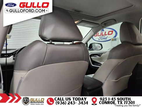 Used 2021 Toyota RAV4 XLE Premium image 16
