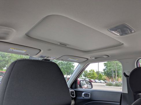 Used 2023 Hyundai Venue SEL image 21