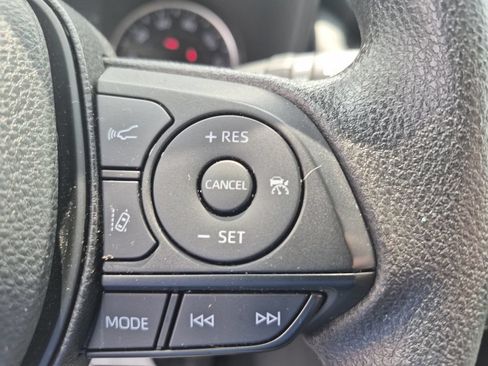 Used 2022 Toyota RAV4 XLE AWD/4WD image 16