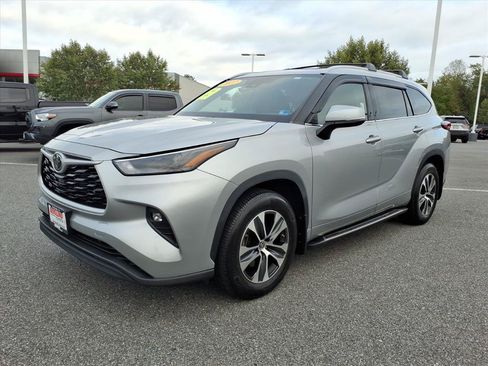 Used 2022 Toyota Highlander XLE AWD/4WD image 16
