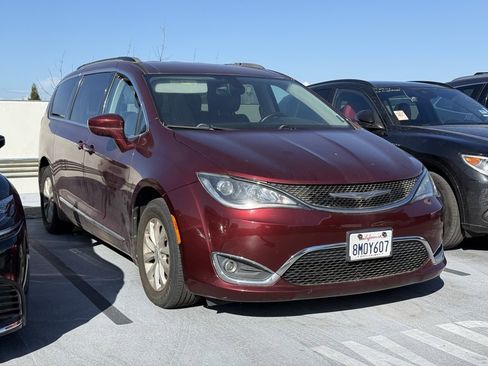 Used 2017 Chrysler Pacifica Touring-L image 1