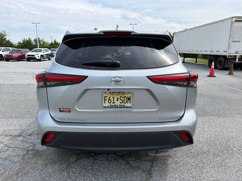 Used 2023 Toyota Highlander XLE AWD/4WD image 5