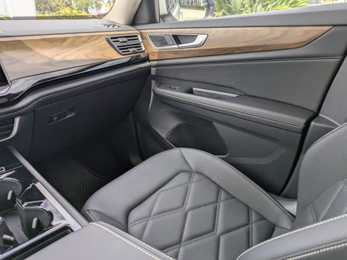 Used 2024 Volkswagen Atlas SE w/ Panoramic Sunroof Package image 19