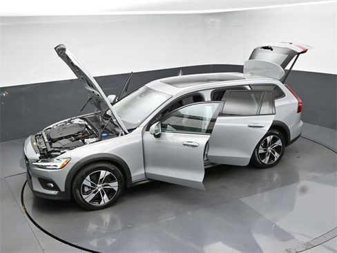 Used 2024 Volvo V60 B5 Cross Country Plus image 50