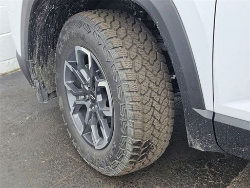 New 2026 Chevrolet Equinox ACTIV w/ Convenience Package III image 30