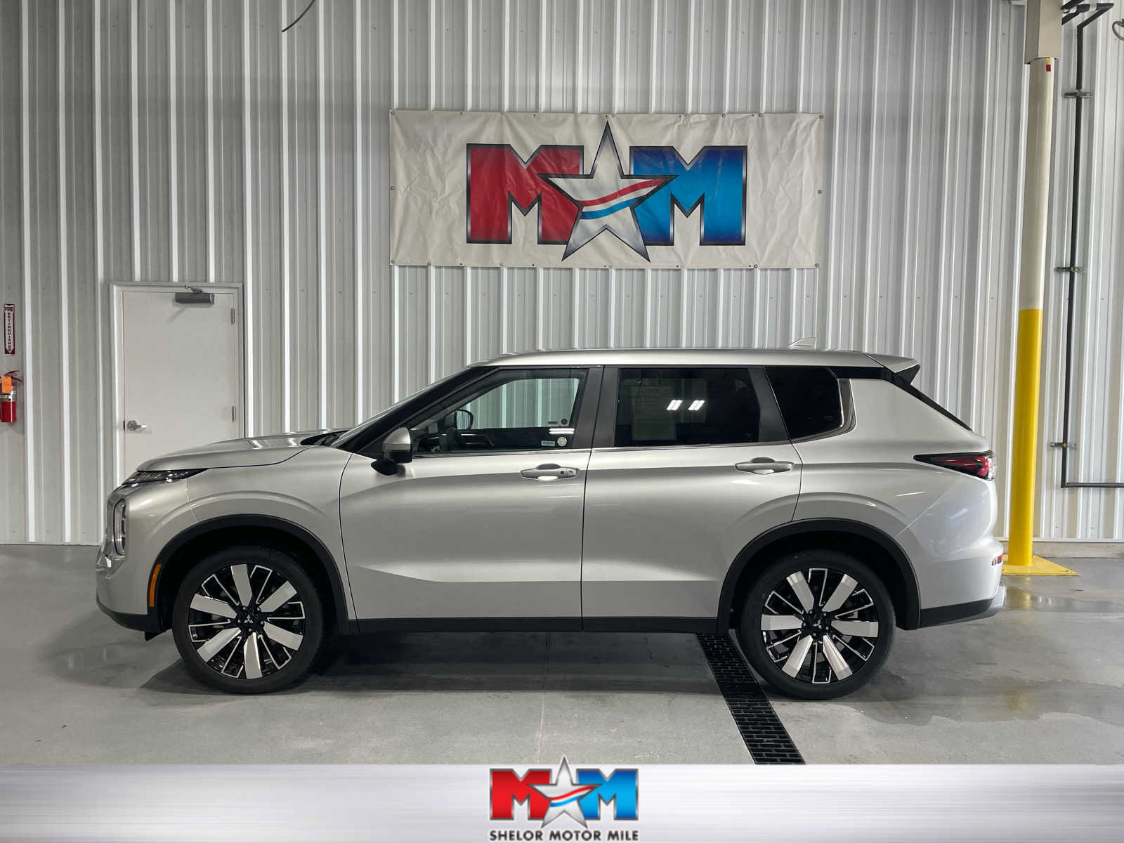 Used 2025 Mitsubishi Outlander LE AWD/4WD image 1