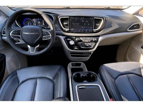Used 2024 Chrysler Pacifica Touring-L FWD image 15