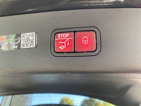 Used 2025 Mercedes-Benz GLC 300 4MATIC image 25