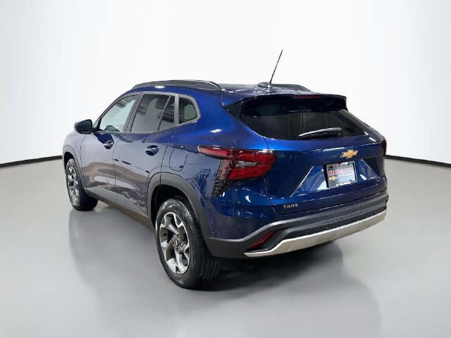 Used 2024 Chevrolet Trax LT w/ Sunroof Package FWD image 9