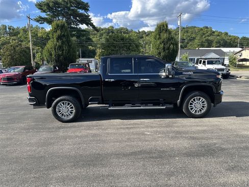 Used 2020 Chevrolet Silverado 2500 High Country w/ Z71 Off-Road Package image 9