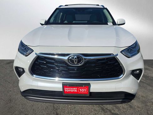 New 2026 Toyota Highlander Platinum image 8