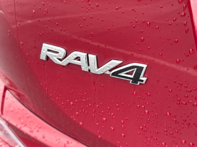 Used 2018 Toyota RAV4 LE w/ All Weather Liner Package AWD/4WD image 18