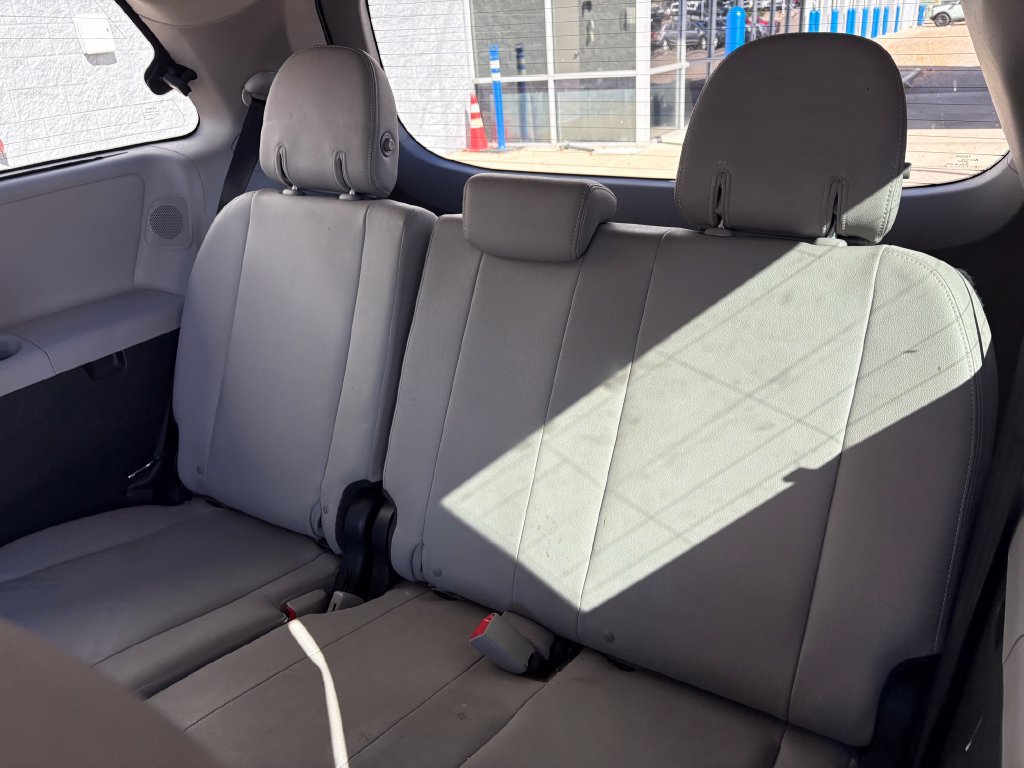 Used 2020 Toyota Sienna Limited Premium w/ Carpet Mat Package FWD image 26