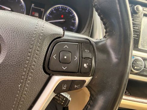 Used 2019 Toyota Highlander XLE image 16