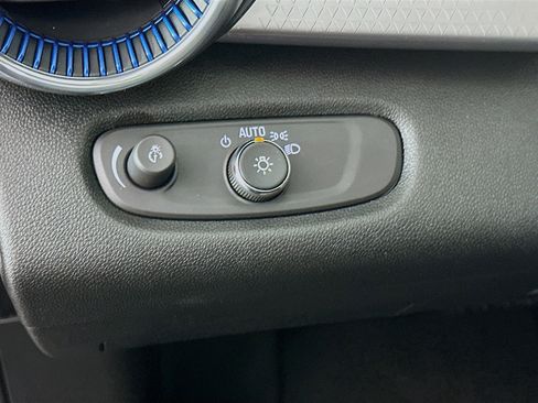 Used 2025 Chevrolet Trax LT w/ LT Convenience Package image 16