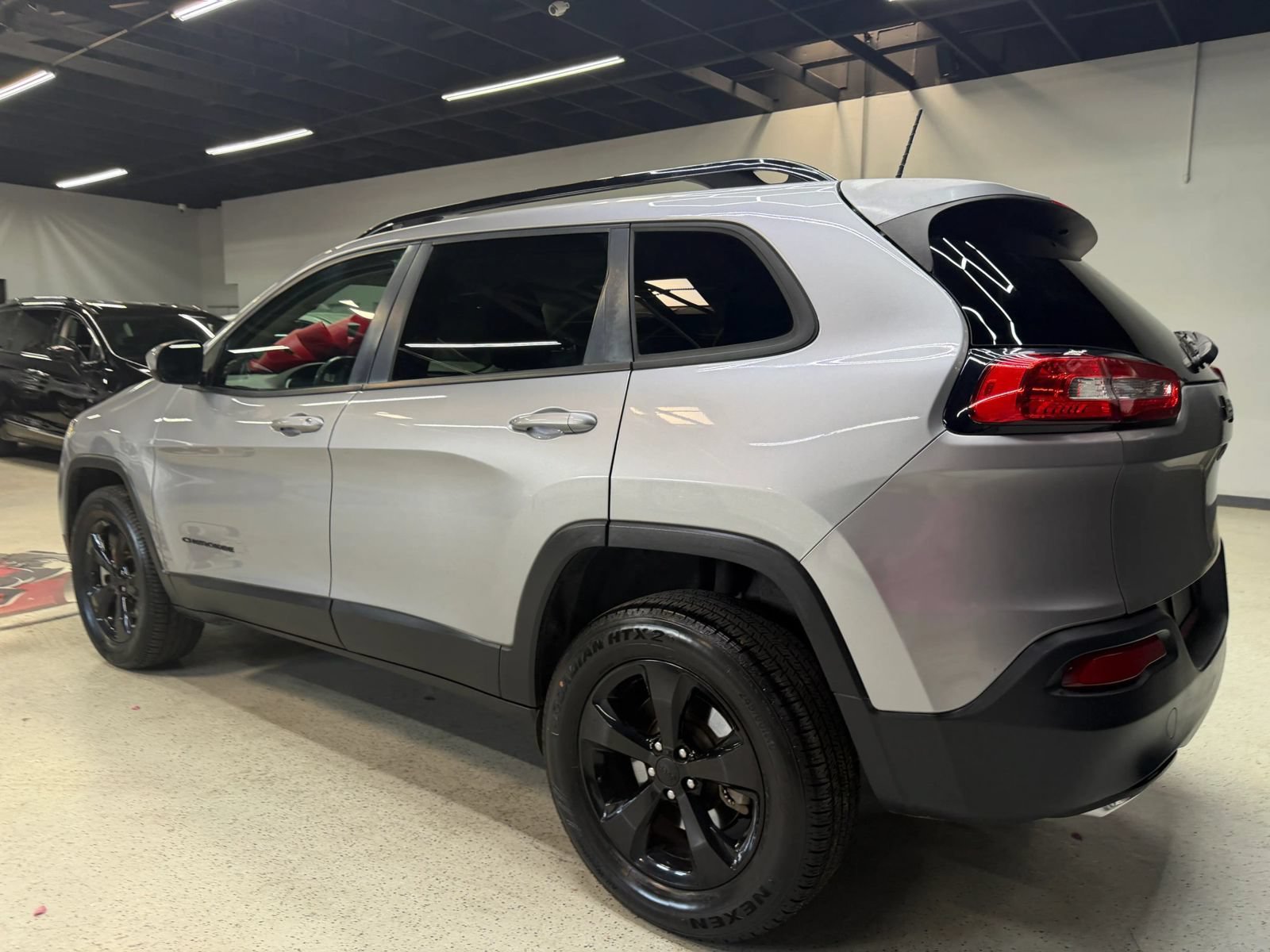 Used 2016 Jeep Cherokee Latitude FWD image 16