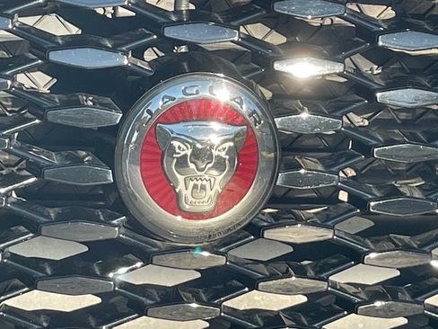 Used 2022 Jaguar XF R-Dynamic SE image 10