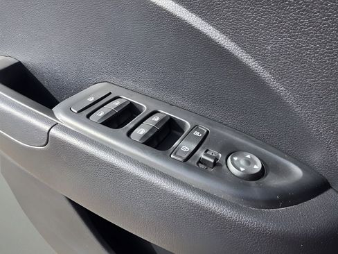 Used 2025 Hyundai Venue SEL image 25