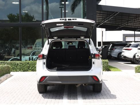 Used 2023 Toyota Highlander LE image 7