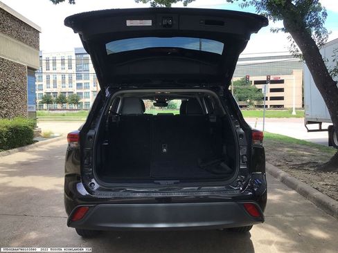 Used 2022 Toyota Highlander XLE FWD image 12