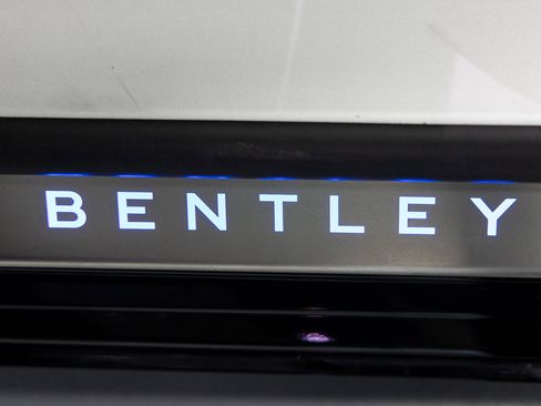 Used 2023 Bentley Flying Spur V8 image 19