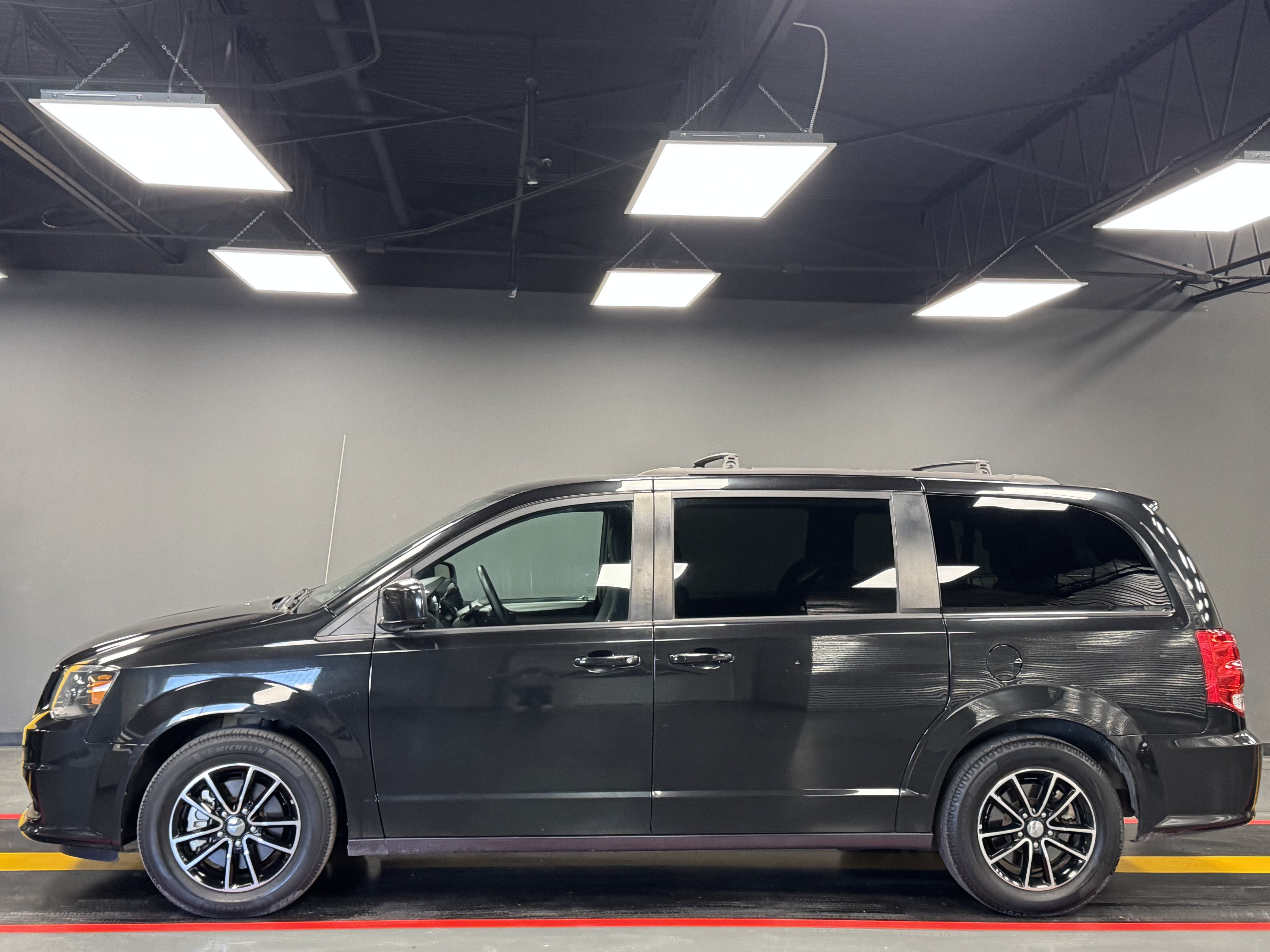 Used 2018 Dodge Grand Caravan GT FWD image 3