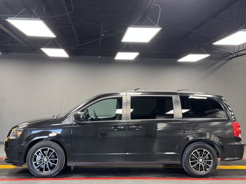 Used 2018 Dodge Grand Caravan GT image 3