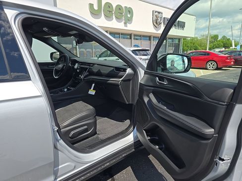 New 2025 Jeep Grand Cherokee Altitude image 17