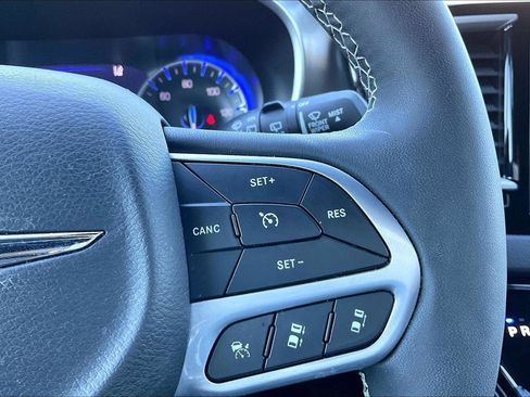 Used 2025 Chrysler Pacifica Select FWD image 18