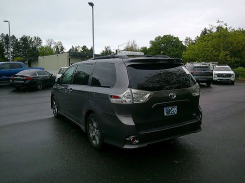 Used 2015 Toyota Sienna SE w/ SE Preferred Package FWD image 3
