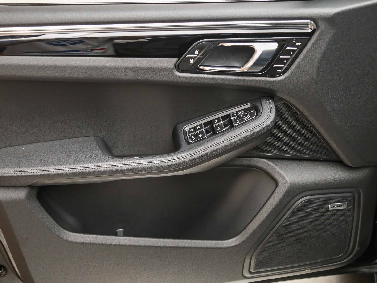 Certified 2025 Porsche Macan S AWD/4WD image 28