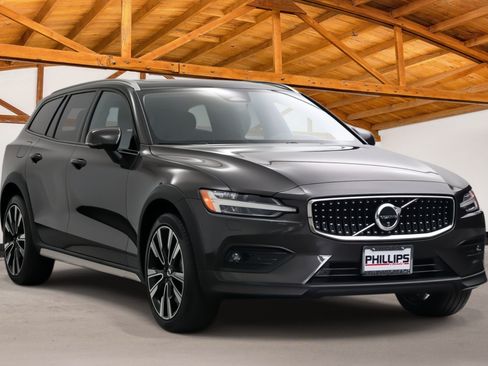 Used 2024 Volvo V60 B5 Cross Country Ultimate w/ Protection Package Premier AWD/4WD image 7