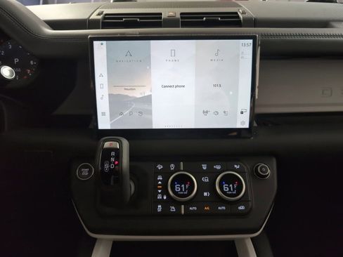 Used 2025 Land Rover Defender 90 S image 22