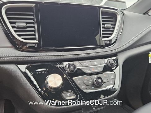 New 2026 Chrysler Pacifica Select image 21