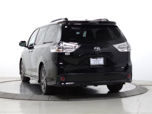 Used 2015 Toyota Sienna SE FWD image 5