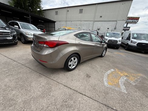 Used 2015 Hyundai Elantra SE image 4