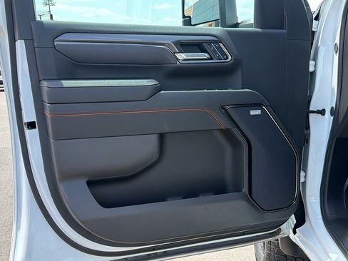 Used 2025 GMC Sierra 2500 AT4 w/ AT4 Premium Plus Package AWD/4WD image 9