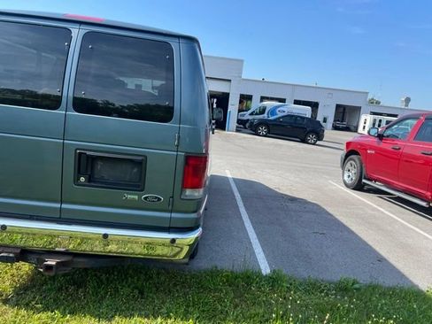 Used 2011 Ford E-150 and Econoline 150 Wagon w/ XLT Premium Pkg RWD image 12