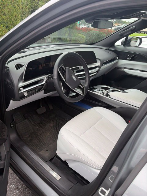 Used 2024 Cadillac Lyriq Luxury AWD/4WD image 4