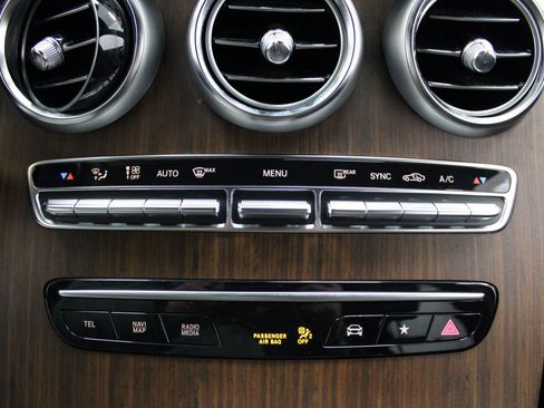 Used 2022 Mercedes-Benz GLC 300 4MATIC w/ Driver Assistance Package image 43