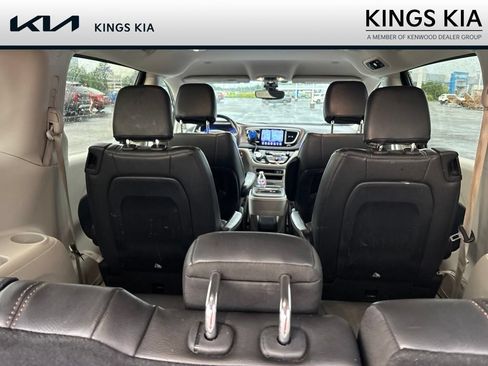 Used 2017 Chrysler Pacifica Touring-L FWD image 11