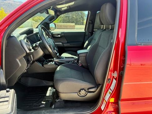 Used 2018 Toyota Tacoma TRD Sport w/ Technology Package image 12