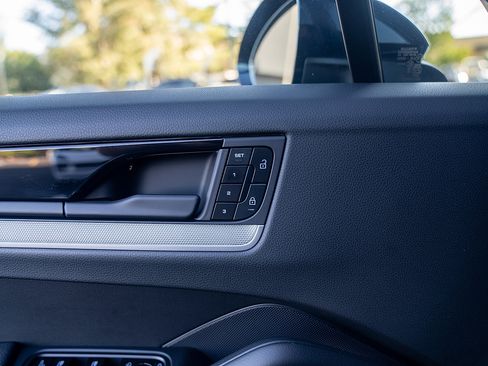 Certified 2025 Porsche Cayenne Coupe image 18