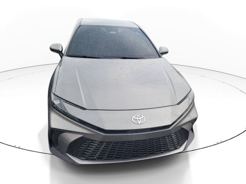 Used 2025 Toyota Camry SE w/ Convenience Package FWD image 2
