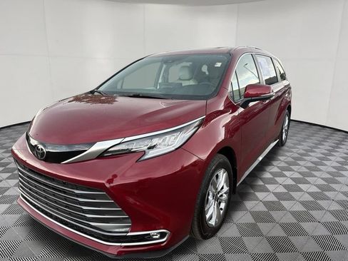 Used 2026 Toyota Sienna Limited FWD image 3