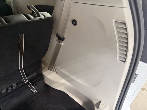 Used 2024 Chrysler Pacifica Touring-L image 7