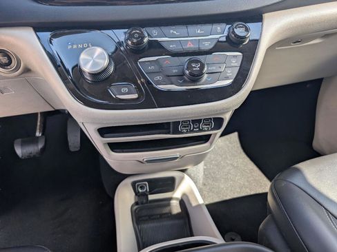 Used 2023 Chrysler Pacifica Touring-L FWD image 13