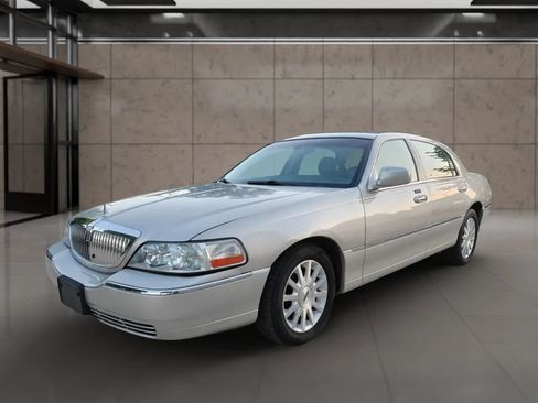 Used 2007 Lincoln Town Car Signature RWD image 6