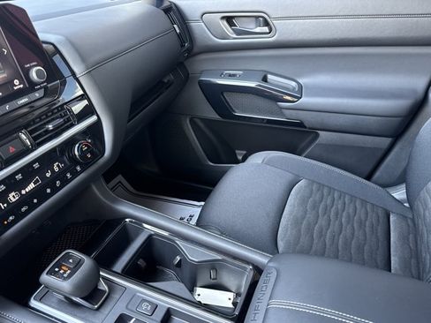 Certified 2025 Nissan Pathfinder SV FWD image 22