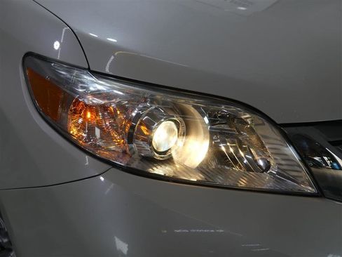 Used 2017 Toyota Sienna XLE image 15